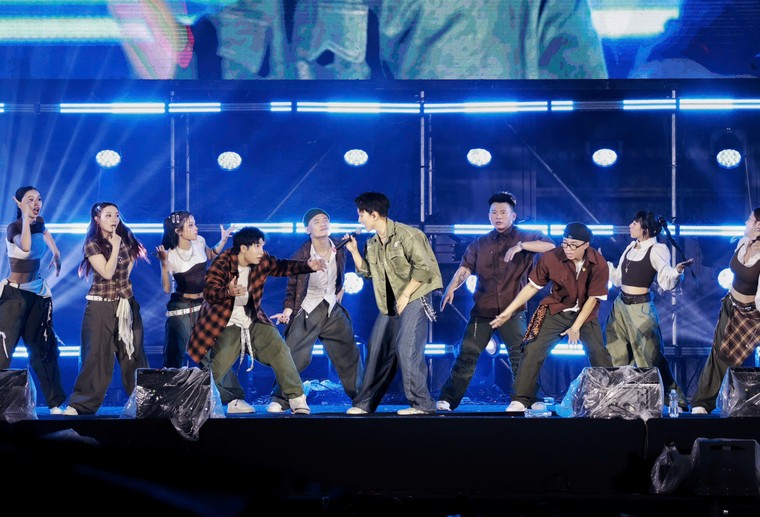 Sạp show 2026: dàn nghệ sĩ “cháy” hết mình dưới cơn mưa, mang đến đêm nhạc đầy cảm xúc ảnh 11
