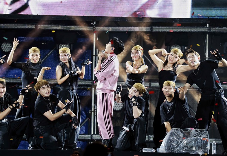 Sạp show 2026: dàn nghệ sĩ “cháy” hết mình dưới cơn mưa, mang đến đêm nhạc đầy cảm xúc ảnh 7
