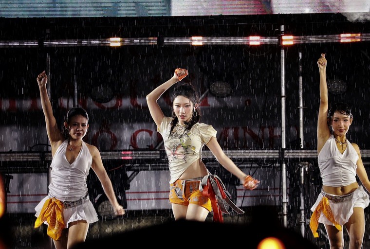 Sạp show 2026: dàn nghệ sĩ “cháy” hết mình dưới cơn mưa, mang đến đêm nhạc đầy cảm xúc ảnh 10