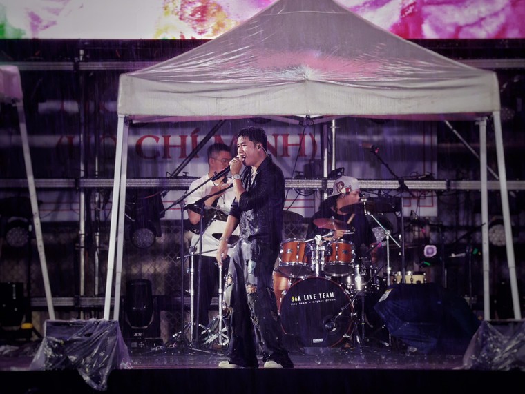 Sạp show 2026: dàn nghệ sĩ “cháy” hết mình dưới cơn mưa, mang đến đêm nhạc đầy cảm xúc ảnh 8