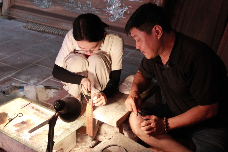 Hơn 30 năm "thổi hồn" cho khảm trai Chuôn Ngọ ảnh 3