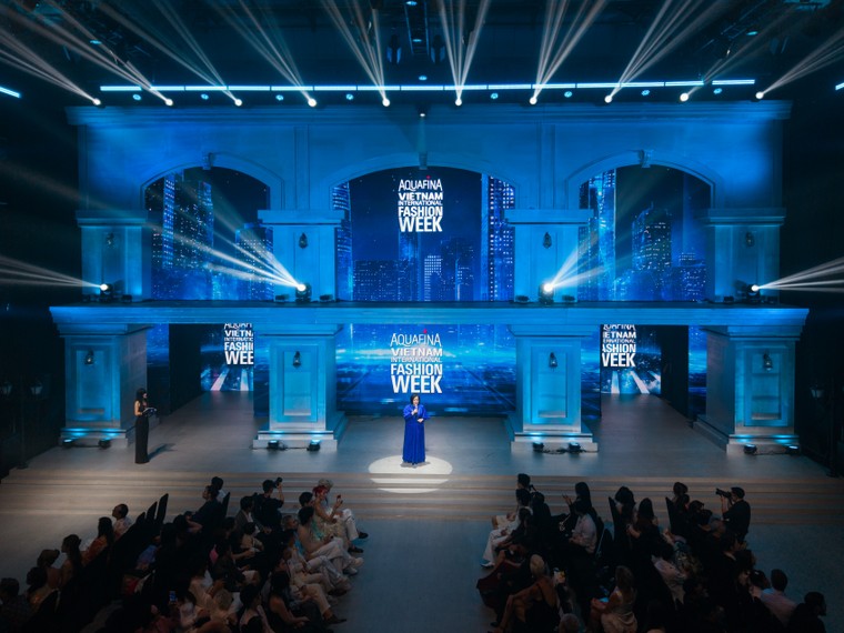 Tóc Tiên và UPRIZE khuấy động đêm khai mạc Aquafina Vietnam International Fashion Week 2026 ảnh 5