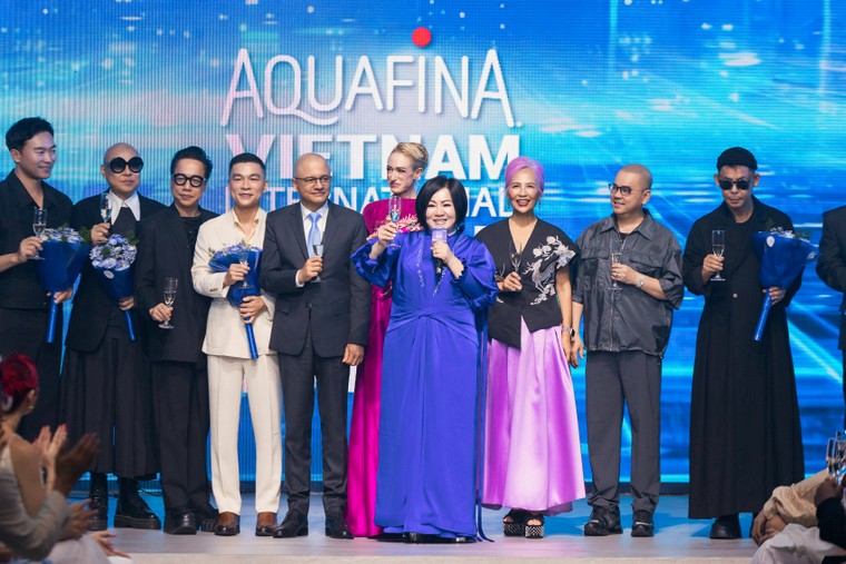 Tóc Tiên và UPRIZE khuấy động đêm khai mạc Aquafina Vietnam International Fashion Week 2026 ảnh 4