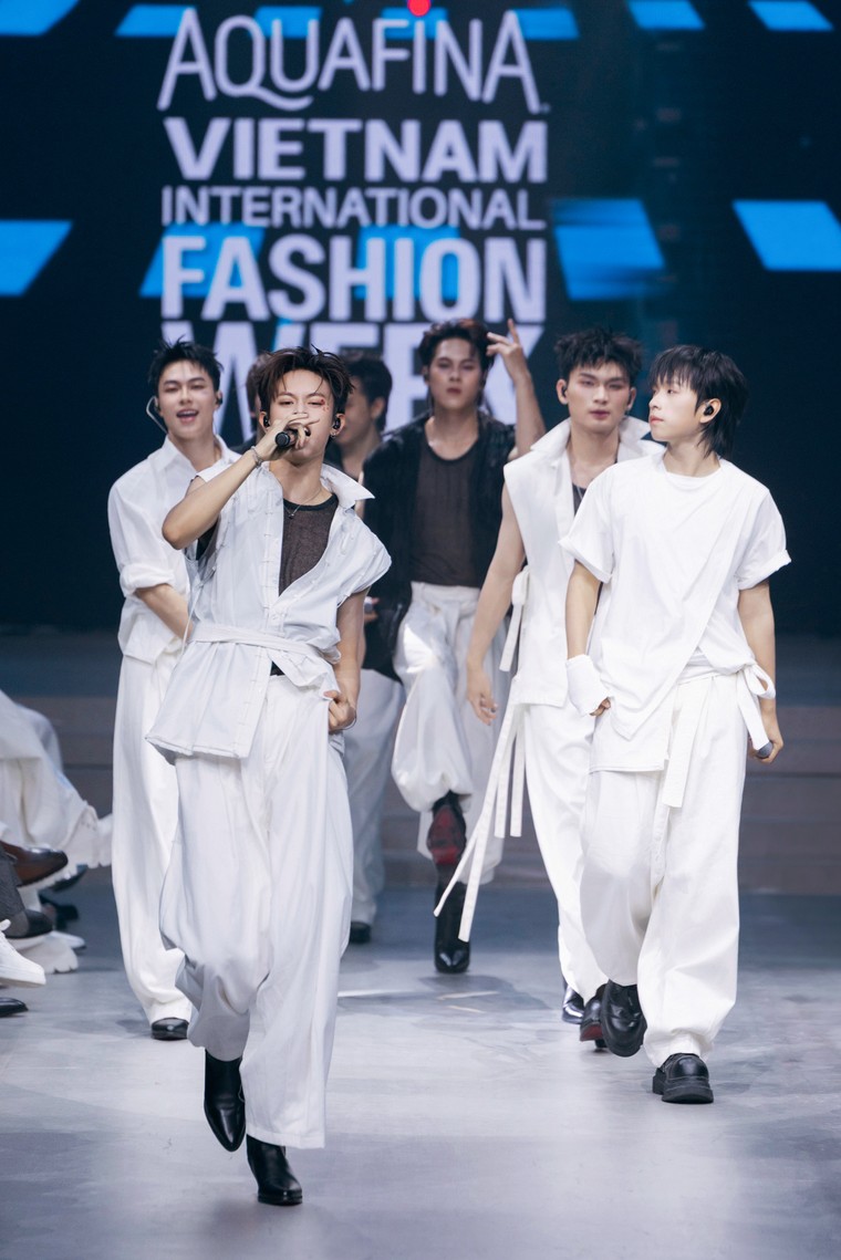 Tóc Tiên và UPRIZE khuấy động đêm khai mạc Aquafina Vietnam International Fashion Week 2026 ảnh 6
