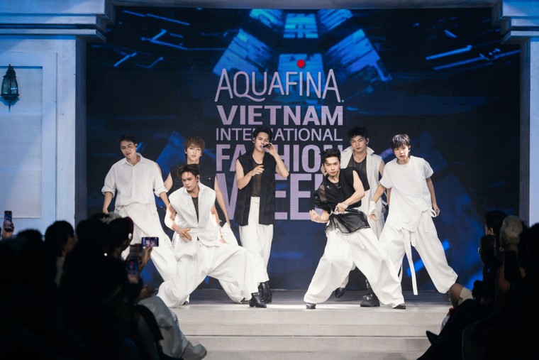 Tóc Tiên và UPRIZE khuấy động đêm khai mạc Aquafina Vietnam International Fashion Week 2026 ảnh 1
