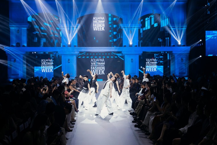 Tóc Tiên và UPRIZE khuấy động đêm khai mạc Aquafina Vietnam International Fashion Week 2026 ảnh 7