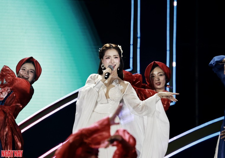 20.000 khán giả hòa mình vào không gian âm nhạc rực rỡ tại concert Thanh Xuân ảnh 9