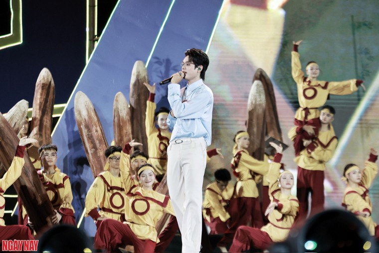 20.000 khán giả hòa mình vào không gian âm nhạc rực rỡ tại concert Thanh Xuân ảnh 12