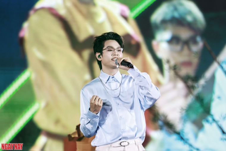 20.000 khán giả hòa mình vào không gian âm nhạc rực rỡ tại concert Thanh Xuân ảnh 10