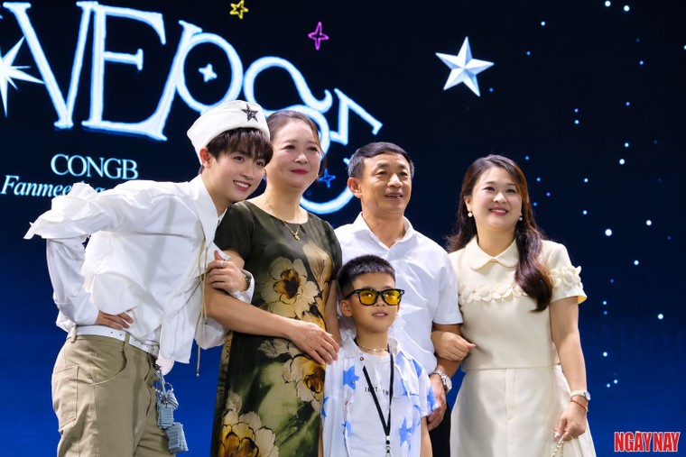 "Hãy luôn là niềm tự hào của chính mình CONGB nhé": Món quà khiến CONGB xúc động tại fanmeeting Hà Nội ảnh 1