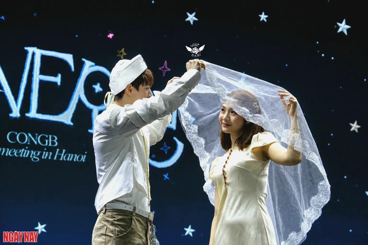 "Hãy luôn là niềm tự hào của chính mình CONGB nhé": Món quà khiến CONGB xúc động tại fanmeeting Hà Nội ảnh 13
