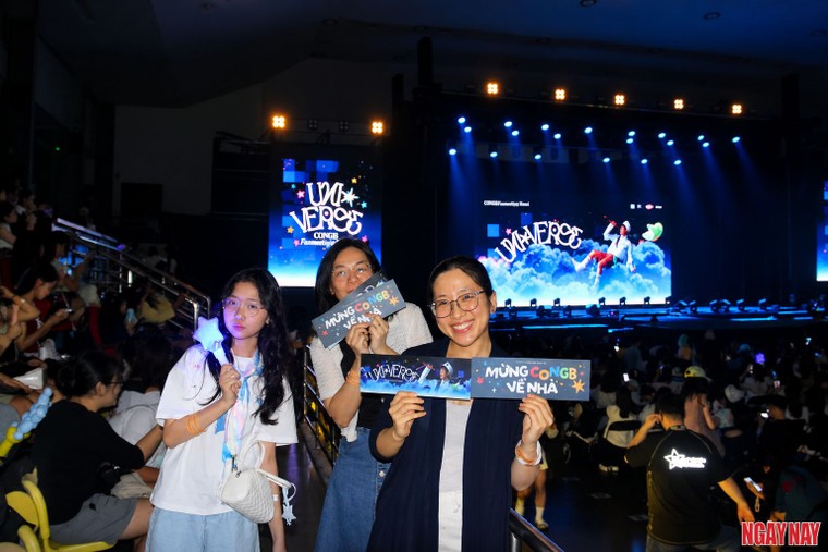 "Hãy luôn là niềm tự hào của chính mình CONGB nhé": Món quà khiến CONGB xúc động tại fanmeeting Hà Nội ảnh 10