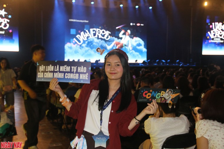 "Hãy luôn là niềm tự hào của chính mình CONGB nhé": Món quà khiến CONGB xúc động tại fanmeeting Hà Nội ảnh 11