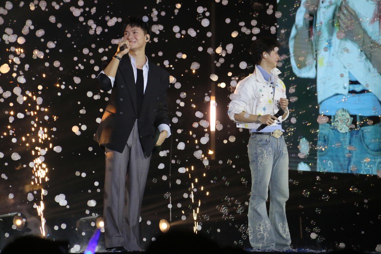 "Hãy luôn là niềm tự hào của chính mình CONGB nhé": Món quà khiến CONGB xúc động tại fanmeeting Hà Nội ảnh 8