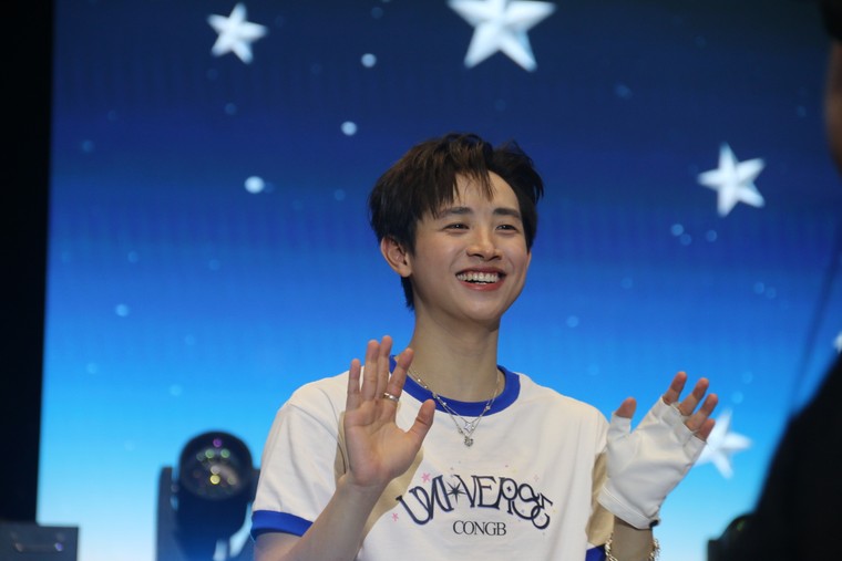 "Hãy luôn là niềm tự hào của chính mình CONGB nhé": Món quà khiến CONGB xúc động tại fanmeeting Hà Nội ảnh 14