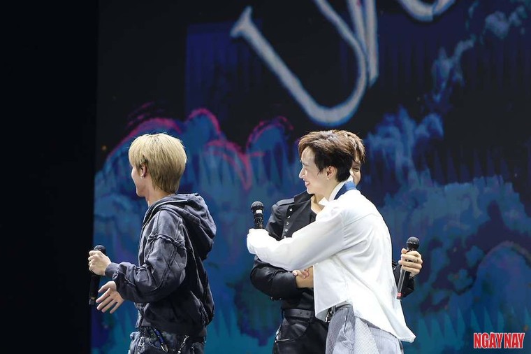 "Hãy luôn là niềm tự hào của chính mình CONGB nhé": Món quà khiến CONGB xúc động tại fanmeeting Hà Nội ảnh 6
