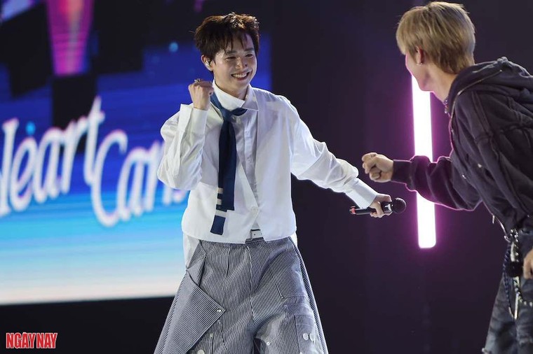 "Hãy luôn là niềm tự hào của chính mình CONGB nhé": Món quà khiến CONGB xúc động tại fanmeeting Hà Nội ảnh 3