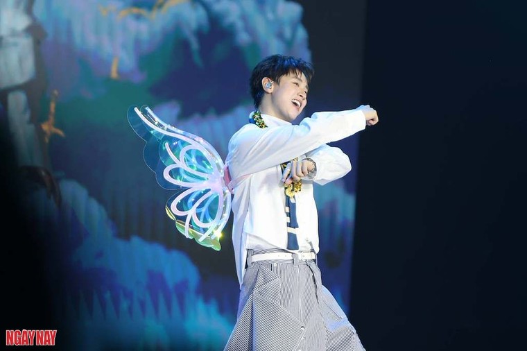 "Hãy luôn là niềm tự hào của chính mình CONGB nhé": Món quà khiến CONGB xúc động tại fanmeeting Hà Nội ảnh 5
