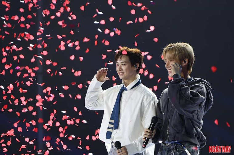 "Hãy luôn là niềm tự hào của chính mình CONGB nhé": Món quà khiến CONGB xúc động tại fanmeeting Hà Nội ảnh 7