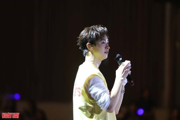 "Hãy luôn là niềm tự hào của chính mình CONGB nhé": Món quà khiến CONGB xúc động tại fanmeeting Hà Nội ảnh 9