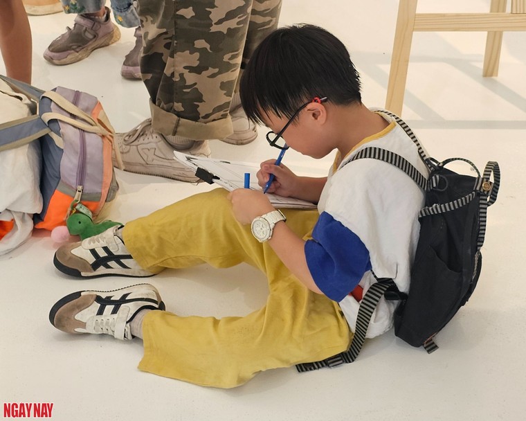 Không chỉ là tái chế: Nghệ sĩ Takahashi Kazuma kể câu chuyện mới từ những chiếc vỏ hộp ảnh 10