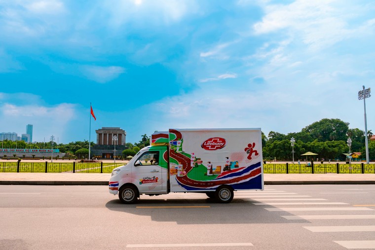 Những khoảnh khắc đáng nhớ giữa Mason Nguyễn và người hâm mộ tại Lifebuoy Loi Choi Truck ảnh 6