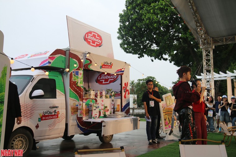 Những khoảnh khắc đáng nhớ giữa Mason Nguyễn và người hâm mộ tại Lifebuoy Loi Choi Truck ảnh 4