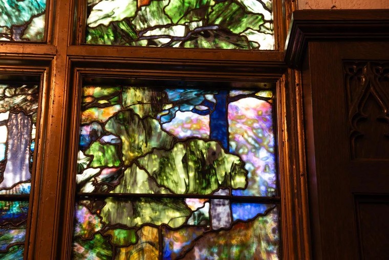 Bảo tàng Crystal Bridges sở hữu cửa sổ kính màu Tiffany Studios đồ sộ từ một nhà thờ ở Texas ảnh 3