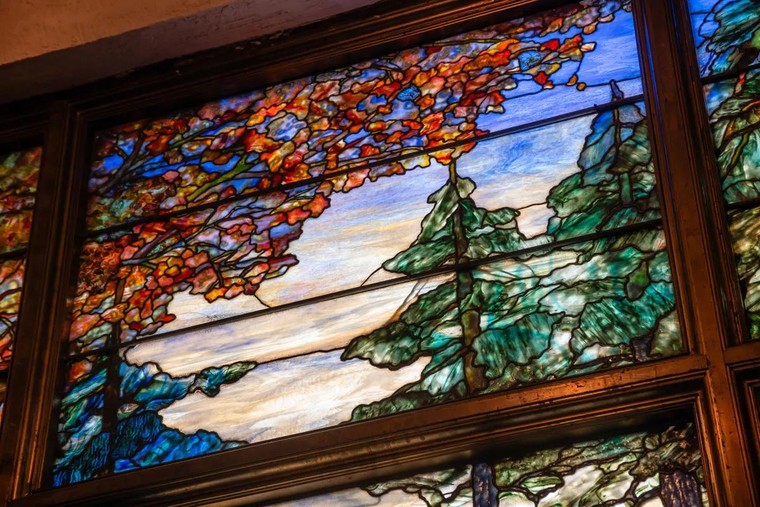 Bảo tàng Crystal Bridges sở hữu cửa sổ kính màu Tiffany Studios đồ sộ từ một nhà thờ ở Texas ảnh 5