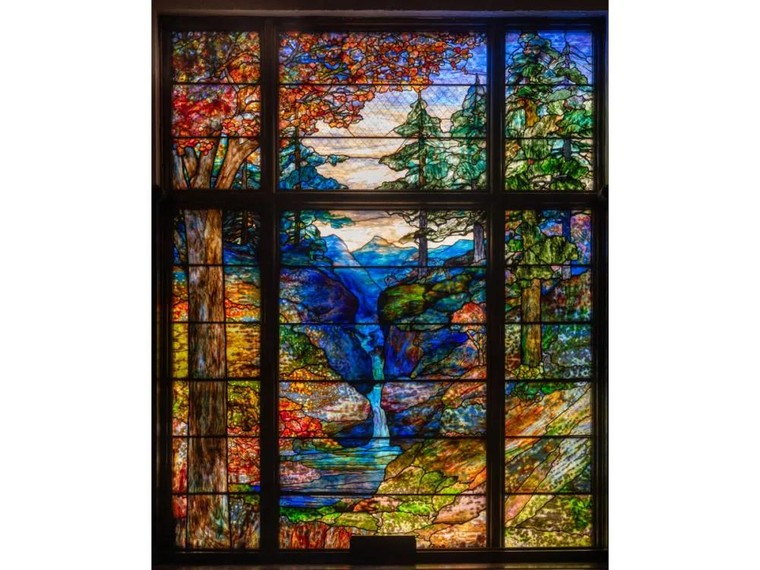 Bảo tàng Crystal Bridges sở hữu cửa sổ kính màu Tiffany Studios đồ sộ từ một nhà thờ ở Texas ảnh 1