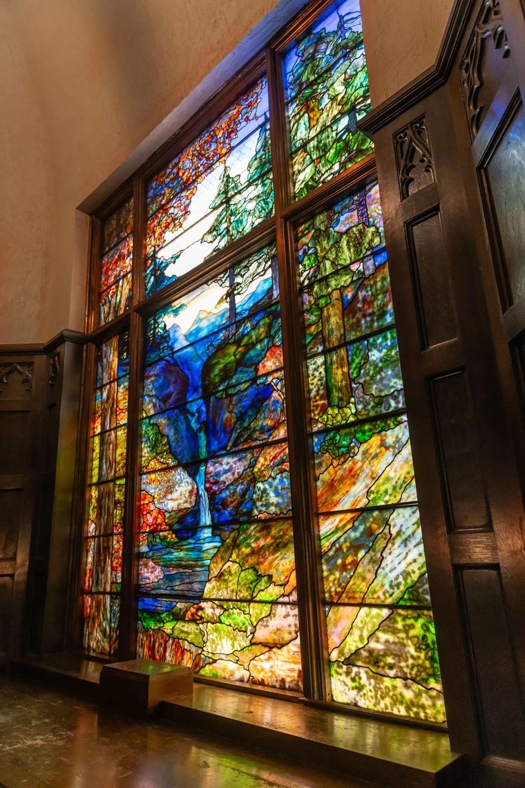 Bảo tàng Crystal Bridges sở hữu cửa sổ kính màu Tiffany Studios đồ sộ từ một nhà thờ ở Texas ảnh 2