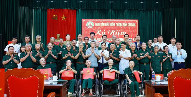 Thủ tướng: Tiếp nối truyền thống "uống nước nhớ nguồn," chăm lo tốt hơn cho người có công ảnh 1