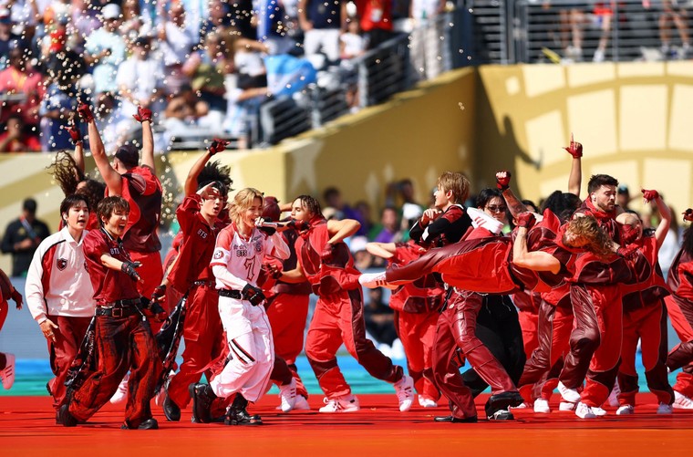 BTS đi vào lịch sử với màn trình diễn "Dynamite" tại chung kết World Cup 2026 ảnh 4