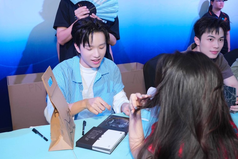 UPRIZE tổ chức fan meeting đầu tiên, công bố kế hoạch concert miền Bắc năm 2026 ảnh 2
