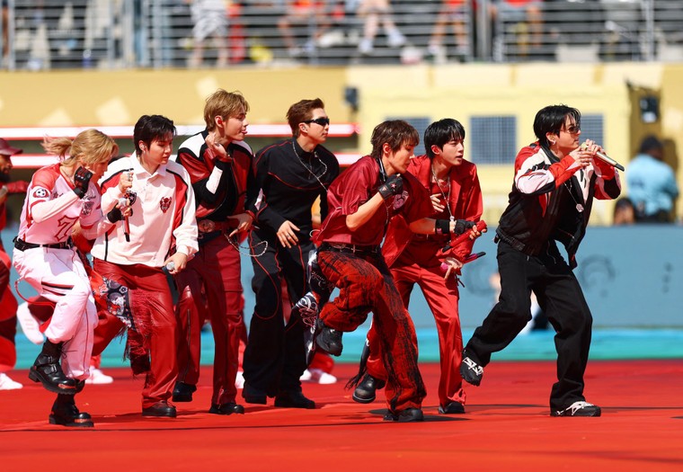 BTS đi vào lịch sử với màn trình diễn "Dynamite" tại chung kết World Cup 2026 ảnh 1
