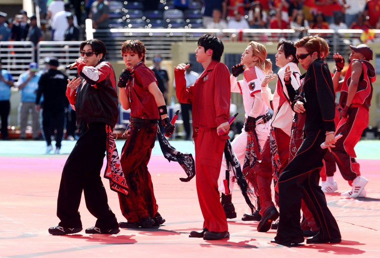 BTS đi vào lịch sử với màn trình diễn "Dynamite" tại chung kết World Cup 2026 ảnh 2