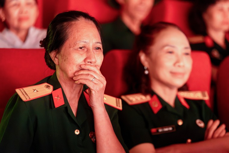 Khi những chứng nhân lịch sử đắm chìm trong 4.000 năm hào khí “Đất Nước Thiên Hùng Ca” ảnh 2