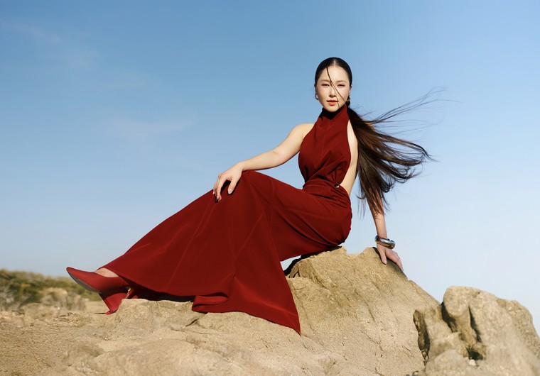 Concert "Phao Cứu Sinh" của Hương Tràm hé lộ sân khấu lấy cảm hứng từ sóng biển ảnh 1