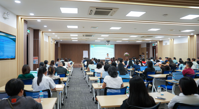 Không ngại mưa gió, tân sinh viên trường Báo rạng rỡ ngày nhập học ảnh 2