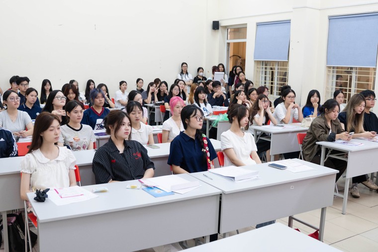 Không ngại mưa gió, tân sinh viên trường Báo rạng rỡ ngày nhập học ảnh 1