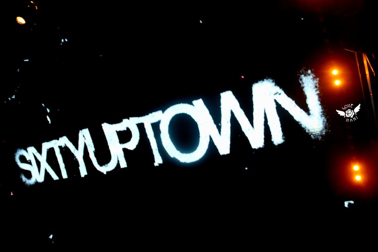 SIXTYUPTOWN mang EP mới "ZAI DEP UNIVERSITY" lên sân khấu trong một đêm nhạc trẻ ảnh 1
