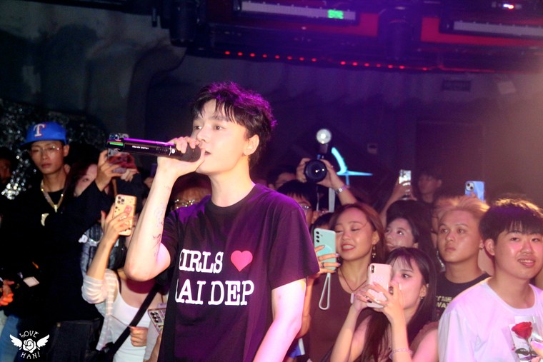 SIXTYUPTOWN mang EP mới "ZAI DEP UNIVERSITY" lên sân khấu trong một đêm nhạc trẻ ảnh 4