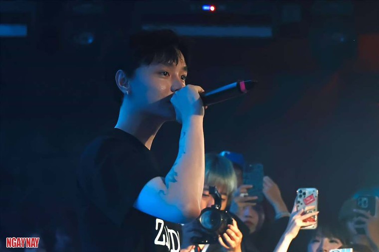 SIXTYUPTOWN mang EP mới "ZAI DEP UNIVERSITY" lên sân khấu trong một đêm nhạc trẻ ảnh 5