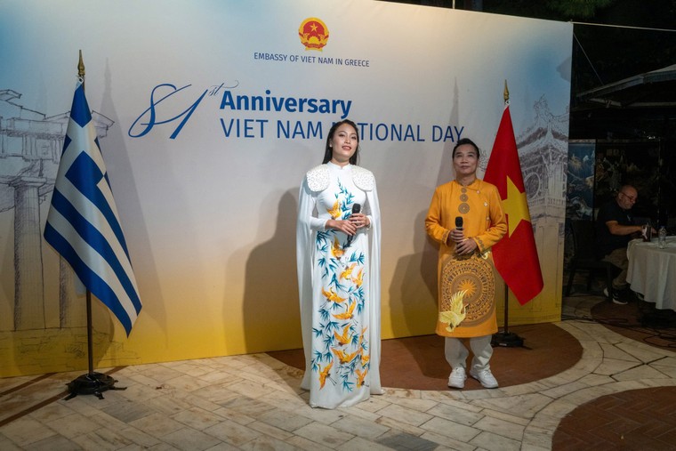 Đoàn Liên hiệp các Hội UNESCO Việt Nam mang sắc màu văn hóa Việt đến Lễ Kỷ niệm 81 năm Quốc khánh Việt Nam tại Hy Lạp ảnh 8