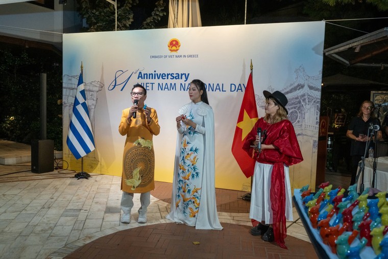 Đoàn Liên hiệp các Hội UNESCO Việt Nam mang sắc màu văn hóa Việt đến Lễ Kỷ niệm 81 năm Quốc khánh Việt Nam tại Hy Lạp ảnh 6