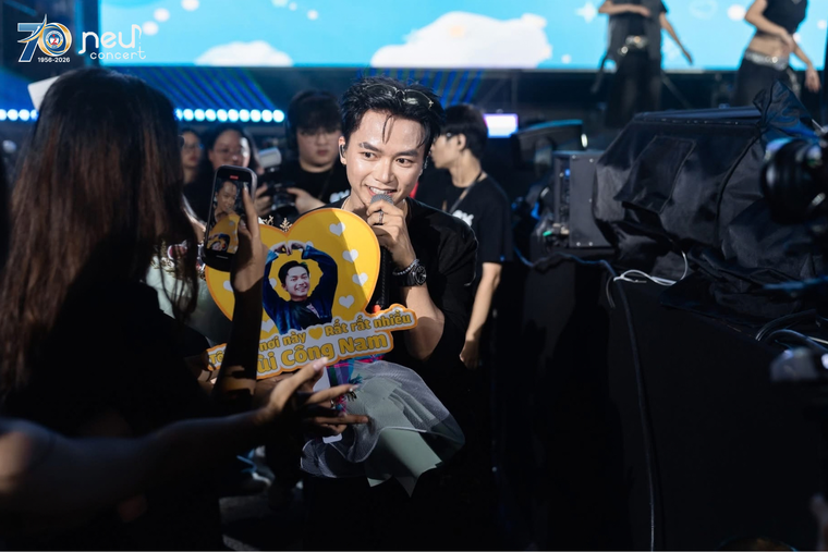 NEU Concert 2026: Khi năng lượng tuổi trẻ cộng hưởng thành bản hòa ca thanh xuân rực rỡ ảnh 1