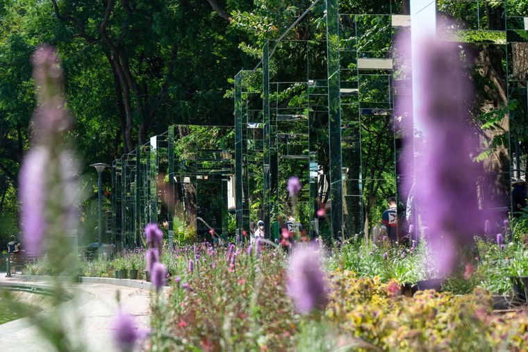 Không gian cuối tuần nhộn nhịp của phố đi bộ Hồ Gươm với không gian nghệ thuật “Dải lụa ký ức” ảnh 4