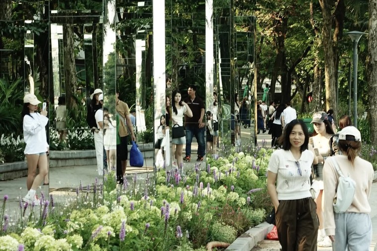 Không gian cuối tuần nhộn nhịp của phố đi bộ Hồ Gươm với không gian nghệ thuật “Dải lụa ký ức” ảnh 8