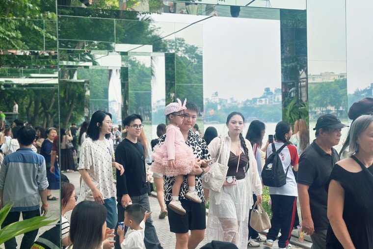 Không gian cuối tuần nhộn nhịp của phố đi bộ Hồ Gươm với không gian nghệ thuật “Dải lụa ký ức” ảnh 6