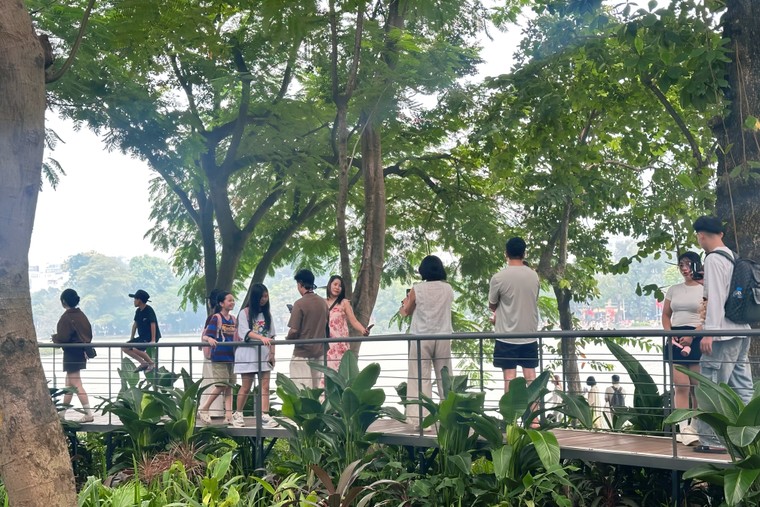Không gian cuối tuần nhộn nhịp của phố đi bộ Hồ Gươm với không gian nghệ thuật “Dải lụa ký ức” ảnh 2